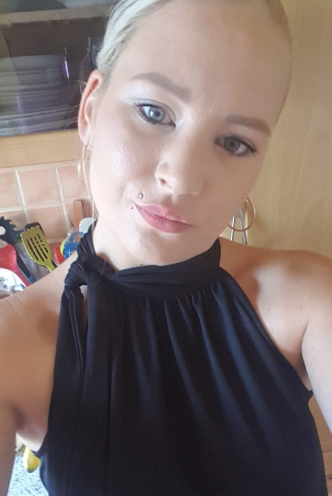 femme blonde visage